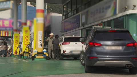 알뜰주유소 차량 \'북적\'…"기름값 상승 전 주유"