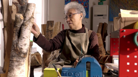 91세 현역 노장의 전기톱 조각 "나무는 내 친구"