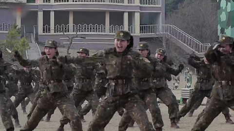 \'차력쇼\' 방불케 하는 북한 특전사 시범…김정은 \'파안대소\' [앵커리포트]