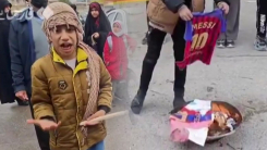 트럼프 만난 죄?...메시 유니폼 불태우는 이란 어린이들 [Y녹취록]