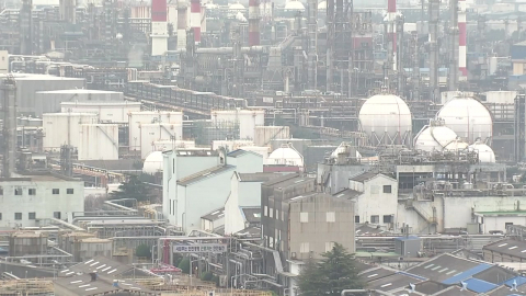 "원유 끊기고 나프타 폭등"…석유화학 업계 가동률 65%