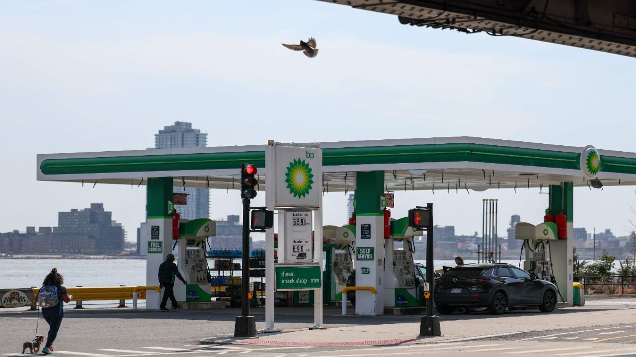 미국 휘발윳값, '심리적 저항선' 갤런당 4달러 돌파...2022년 8월 이후 최고