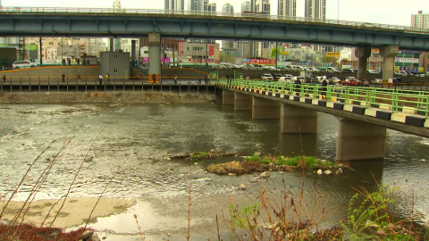 도심 하천에 '50대 시신 가방'…20대 딸·사위 긴급체포