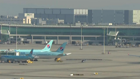 끊기는 하늘길·치솟는 유류할증료…항공업계 '초비상'