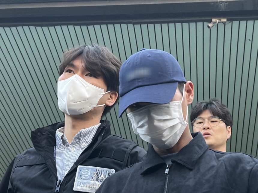 '캐리어 시신' 부부 법원 출석...사위, 카메라 매섭게 노려봐