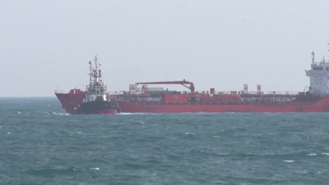 트럼프 "호르무즈는 니들이 알아서"…이란 "배 한 척에 30억"