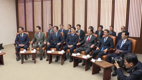 5개월 만에 국회 찾은 대통령…'넥타이 신경전'도