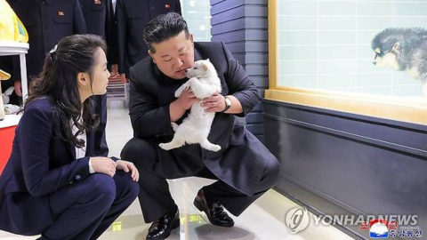 강아지 든 김정은·고양이 안은 주애·…화성지구 시찰 공개