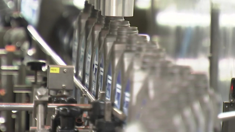 '윤활유 비상' 미스터리?…생산 늘었는데 "재고는 한 달 치뿐"