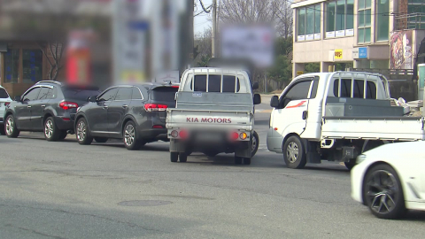 싼 기름값에 줄 지어선 차량…주변 상인들 "장사 못 해"