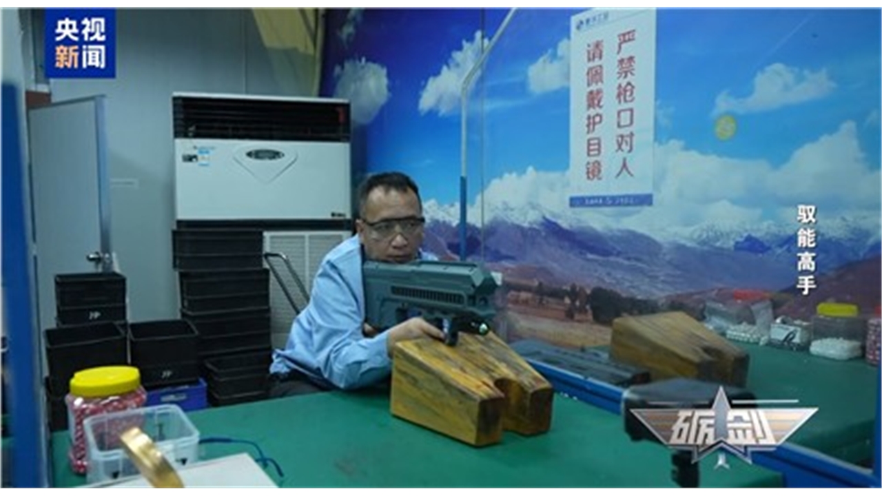 중국, 차세대 비살상용 전자기소총 공개..."분당 1천∼2천발 발사"