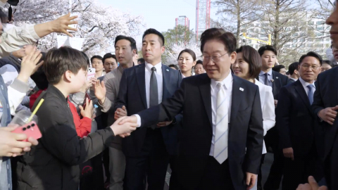 이 대통령 부부, 윤중로 벚꽃놀이 시민과 깜짝 소통