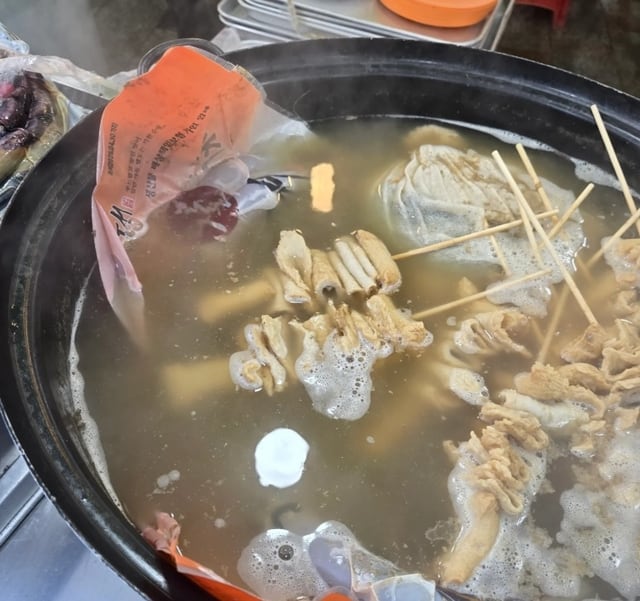 어묵 국물에 순대 봉지째 '둥둥'…부산 지역축제 위생 논란