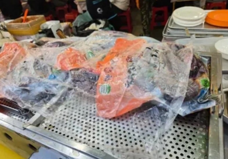 어묵 국물에 순대 봉지째 '둥둥'…부산 지역축제 위생 논란