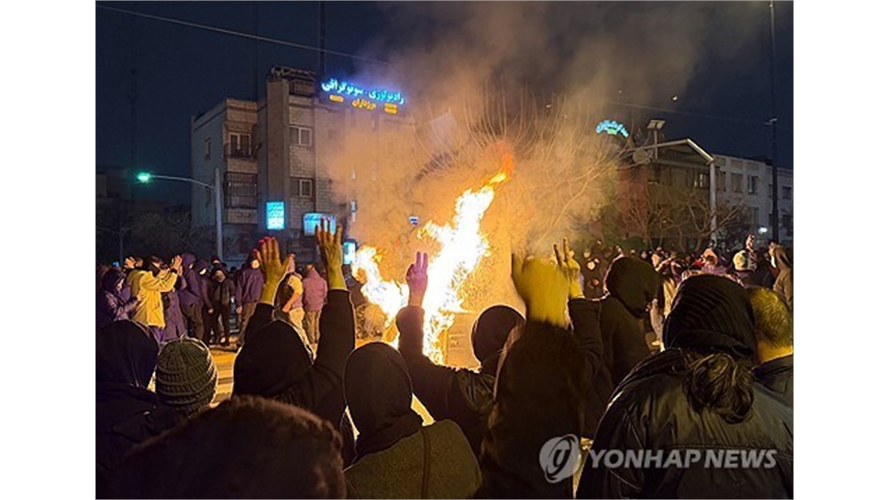 "트럼프, '정권 전복' 이란 반정부 시위대 무장 지원"