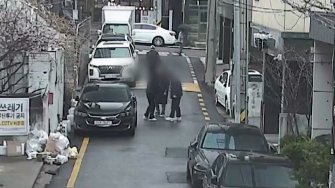 대낮 주택가에서 아내 흉기 피습…"계획 범행 무게"