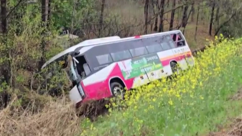 고속도로에서 사고 버스, 난간 아래로 추락…8명 부상