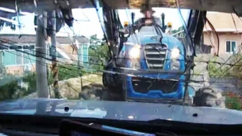 "불태우겠다" 트랙터로 이웃 밀어버리려던 남성, 감옥서도 살해 협박 