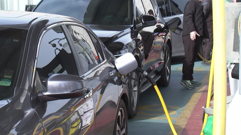 서울 평균 휘발윳값 3년 8개월여 만에 2천 원 돌파