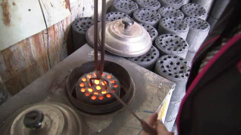 달동네 주민들의 추운 봄나기…"연탄으로 버텨"