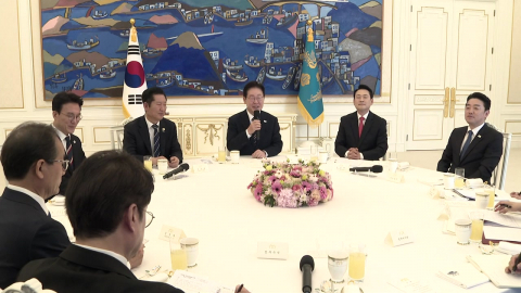 7개월 만에 여야 대표와 회동…"의견 달라도 만나자"