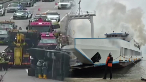 탱크로리 넘어져 화학물질 유출…정박 여객선 화재