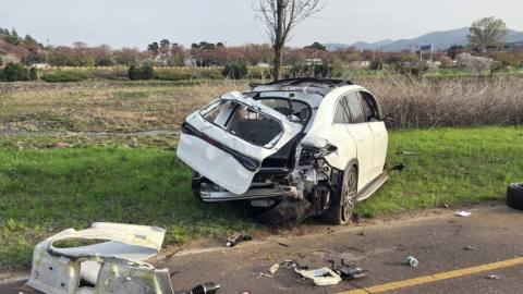 가드레일 들이받은 차량 5m 아래 추락…4명 숨져