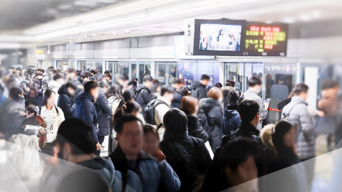 대중교통 이용 하루 100만 건↑…지하철 집중배차 연장