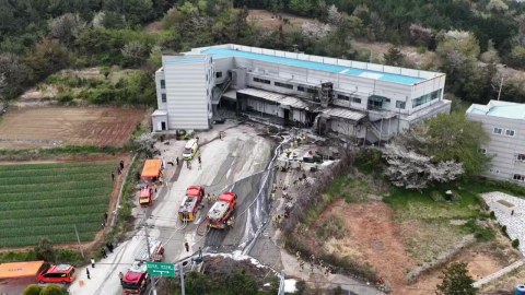 완도 수산물 냉동창고 불…소방관 2명 순직