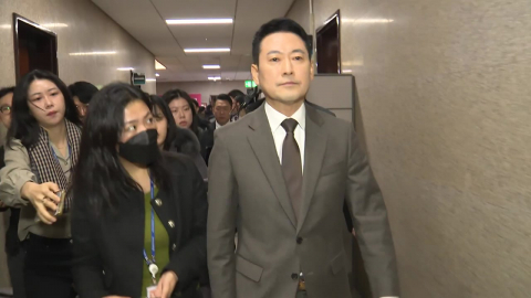 사흘 앞당겨 미국 간 장동혁…"후보의 짐" 비판 고조