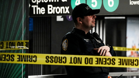 뉴욕 지하철역서 흉기 난동 3명 부상…용의자 경찰 총격에 사망