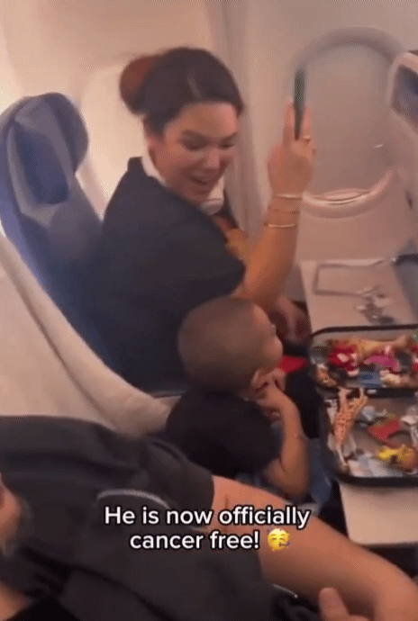 "정말 자랑스러워" 2살 암 완치 아이 위한 기내 이벤트에 '뭉클'