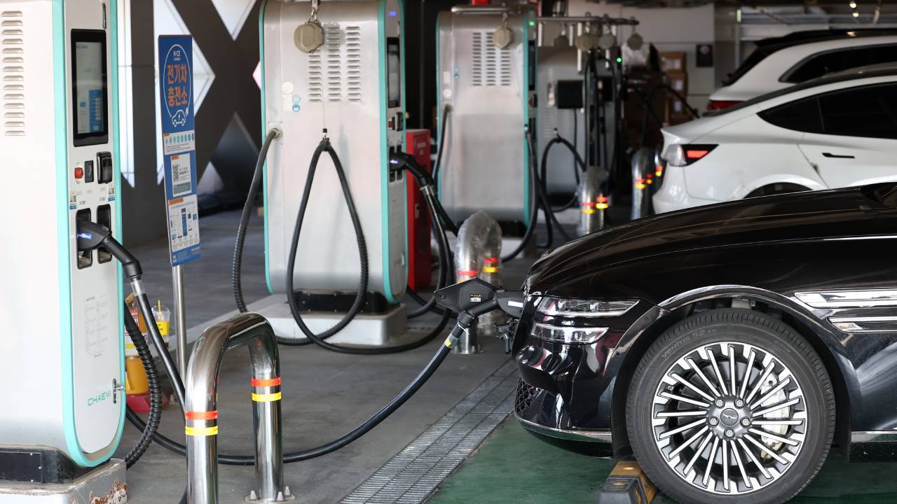 전기차 충전, 낮에 더 싸다...'낮저밤고' 전기요금 도입