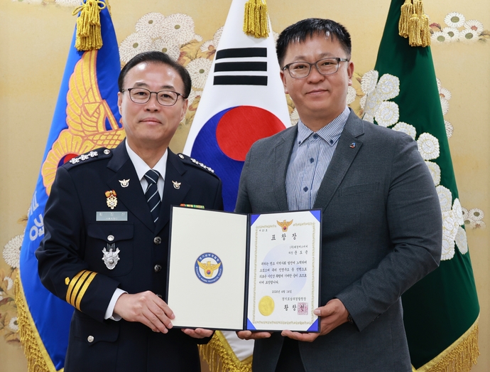 날아든 바퀴에 버스 운전기사 사망...추가 피해 막은 승객 '표창'