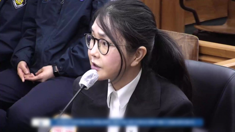 윤석열 부부 9개월 만에 법정 재회…김건희 향해 시선 고정