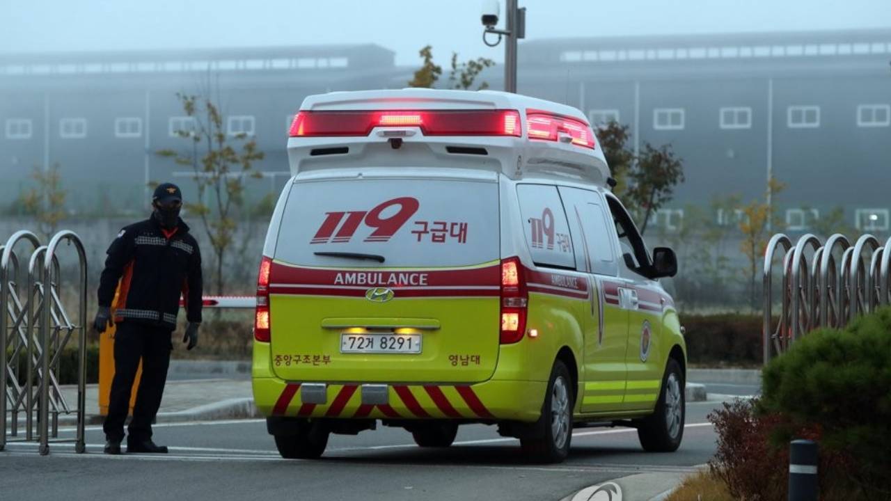 치료해 준 소방대원 발로 차고 주먹질까지…50대 벌금형