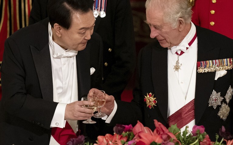 찰스 국왕이 尹에 선물한 '한정판 위스키'는 어디에..."기록관에 없어"