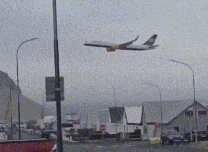 비정상적 저공비행에 주민 '화들짝'...항공사 측 사과