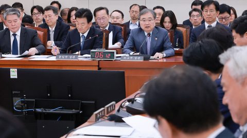 조현 "선박 정보, 미국 등에도 제공"…'대통령 SNS' 공방도