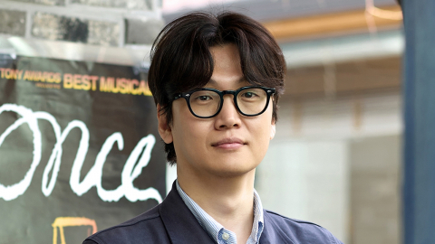'성범죄 전과 의혹' 황석희, 뮤지컬 '겨울왕국'·영화 '스파이더맨' 줄하차
