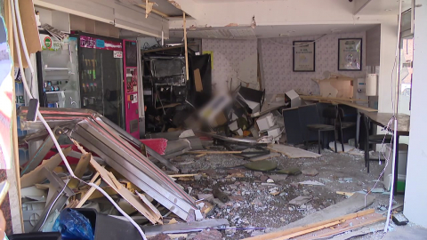 롤러 차량 "공중에 붕"…무인점포 덮쳐 '아수라장'