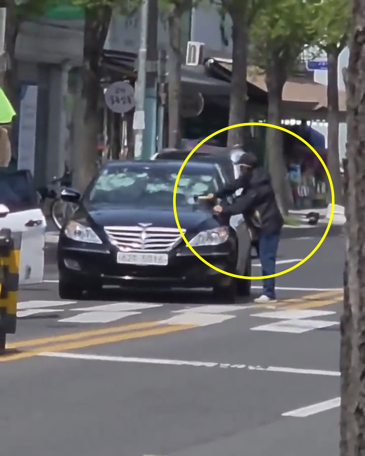 울산서 대낮에 망치로 차량 '쾅쾅', 시민들 도망...50대 입건