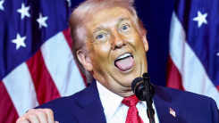 트럼프, 쑥스럽게 웃으며 "몸에 좋아"...듣고 있던 참모들 '경...