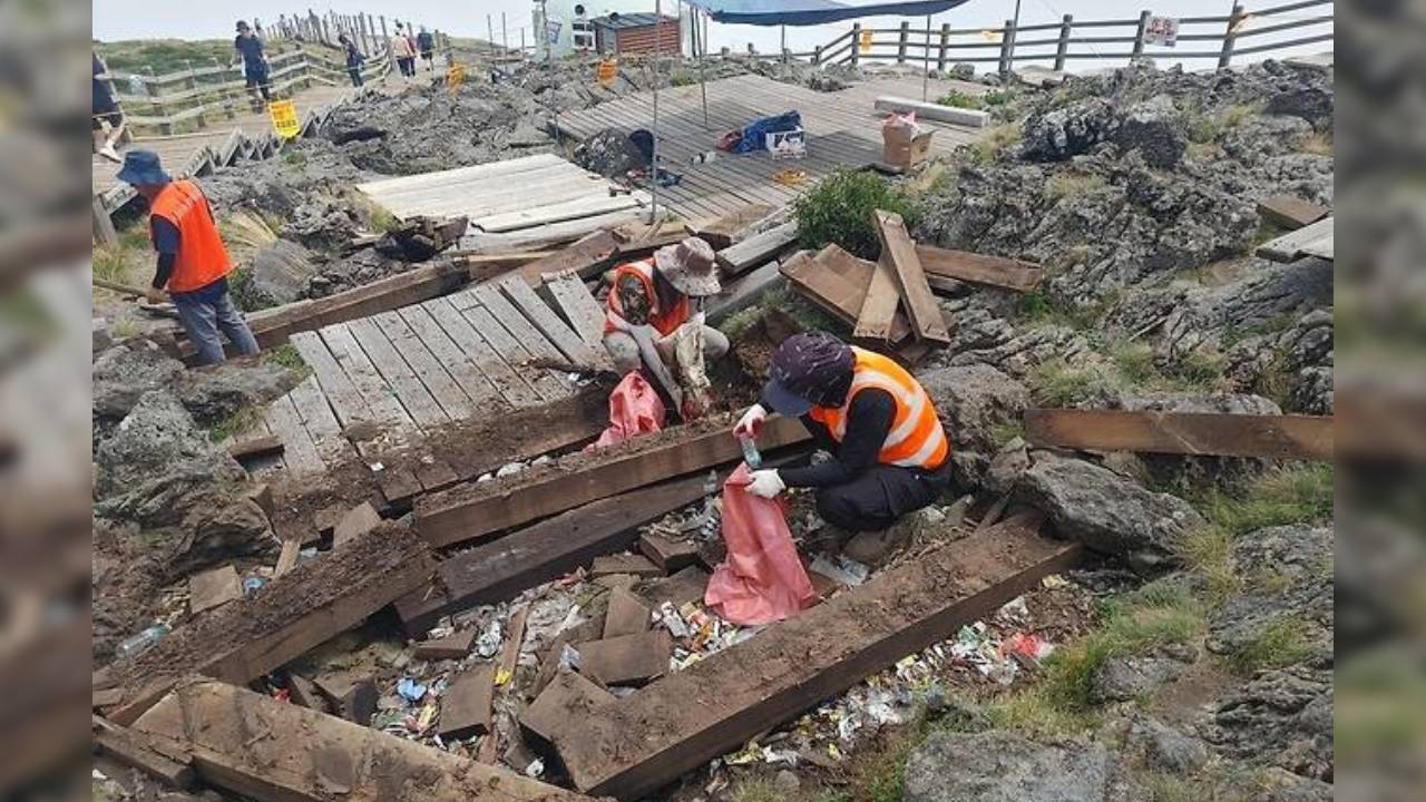김밥에 라면국물까지…두고 간 양심에 한라산 '몸살'