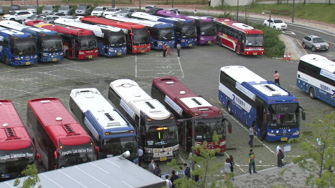 고유가 파고 덮친 전세버스…봄 대목에 운행 멈춰