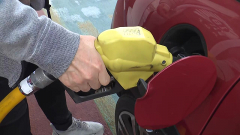 평균 휘발윳값 계속 2천 원 위에…"추가 상승 압박"