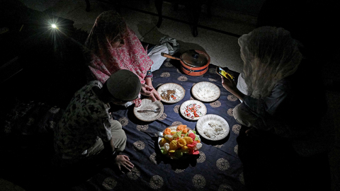 파키스탄, LNG 수입 차질에 극심한 전력 부족..."하루 절반 이상 정전"