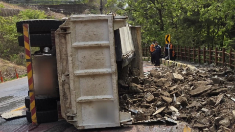 화물차 전도 사고 잇따라…곳곳에서 교통체증