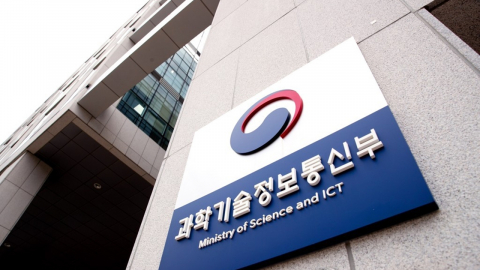 제자 성희롱 의혹으로 자진 사퇴했는데…정부 포상 논란