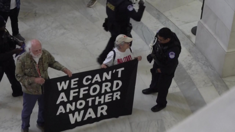 쫓겨난 '반전 시위대'... '골프팀'은 격렬한 환영 [앵커리포트]